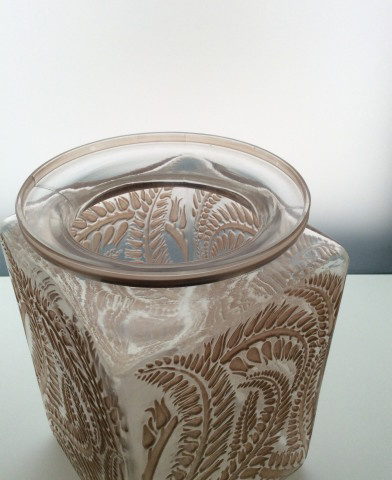 A rare vase Mhyrris designed by Lalique by René Lalique