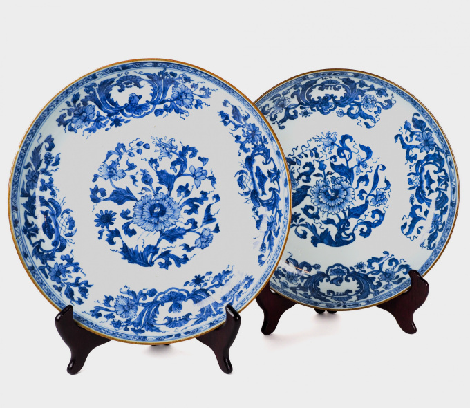Pair Chinese ‘Madame de Pompadour’ dishes, 18th century by Artista Sconosciuto