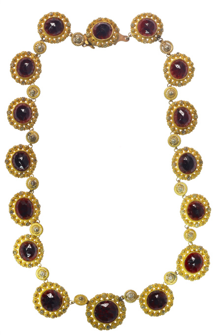 Victorian gilded garnet parure matching necklace and earrings in original box by Onbekende Kunstenaar