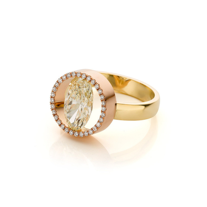 18k gold ring with diamonds (2.11 ct) by Sabine Eekels