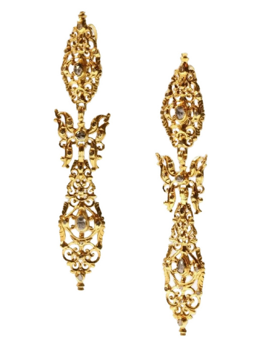 300 yrs old antique long pendent earrings with rose cut diamonds high carat gold by Artista Desconhecido