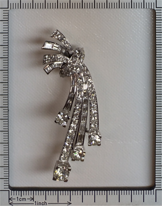Elegant Diamond Platinum Vintage/Estate Brooch (ca. 1950) by Artiste Inconnu
