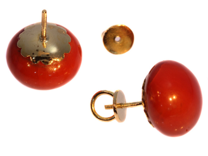 Antique gold red coral stud earrings (ca. 1900) by Onbekende Kunstenaar