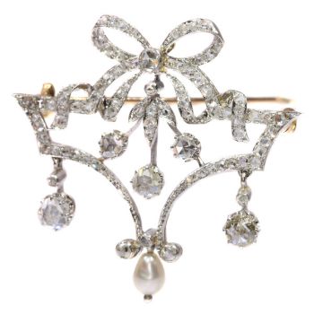 Belle Epoque Brooch In Guirlande Style With Diamonds And Pearl by Artista Desconocido