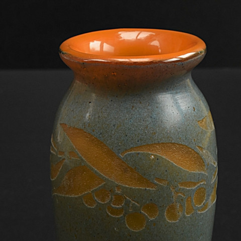 Vase attributed to Degue by Artista Desconocido