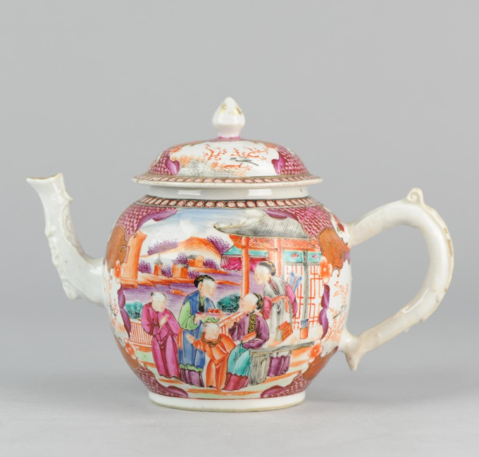  Qianlong Famille Rose teapot with Mandarin decor, (1711-1799)  by Onbekende Kunstenaar