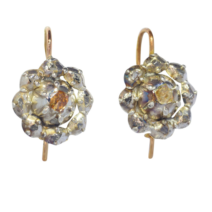 Antique Victorian diamond earrings by Artista Desconocido