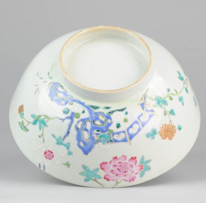 Unusual Famille Rose Chinese taste bowl, (1723-1735) by Artista Sconosciuto