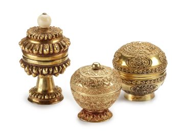 THREE GOLD BETELNUT CHEWING CONTAINERS, PROBABLY FOR LIME (KLOPOK) by Artista Desconocido