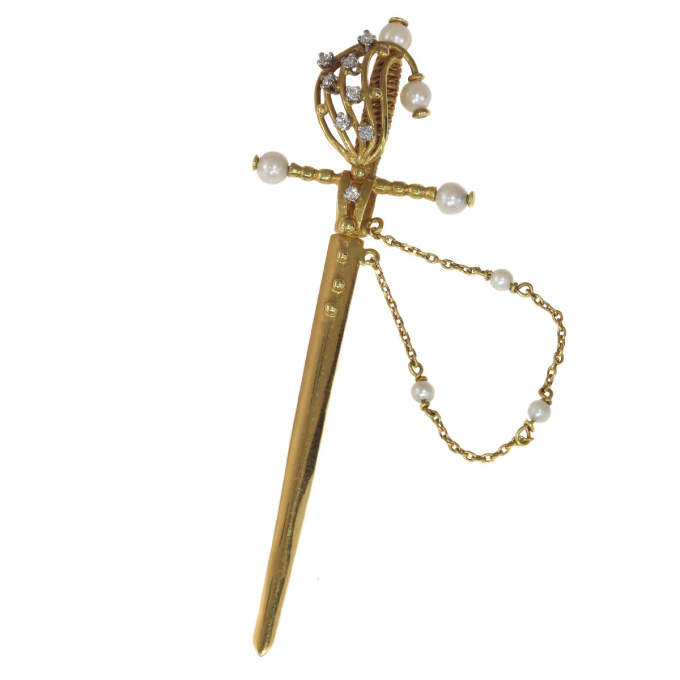 Vintage gold sword scarf or lapel pin with diamonds and pearls by Onbekende Kunstenaar