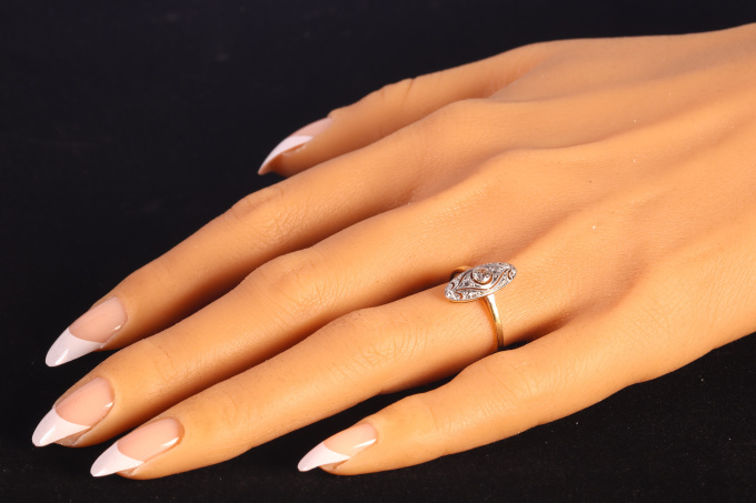 Vintage Art Deco diamond engagement ring by Artista Desconhecido