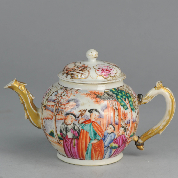 Guangcai Mandarin Famille Rose teapot: Scene of the falcon hunt, (1711-1796) by Artista Sconosciuto