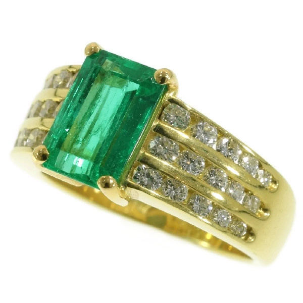 Vintage Kutchinsky 2.33 Carat Natural Emerald & Diamond 18 Karat Yellow Gold Ring by Artista Desconhecido