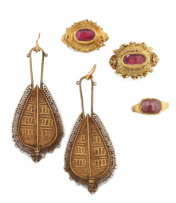 A collection of Indonesian gold jewellery by Onbekende Kunstenaar