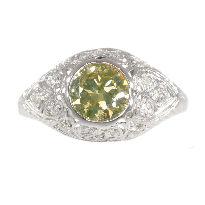 Vintage Fifties Art Deco engagement ring with natural fancy colour brilliant by Unbekannter Künstler