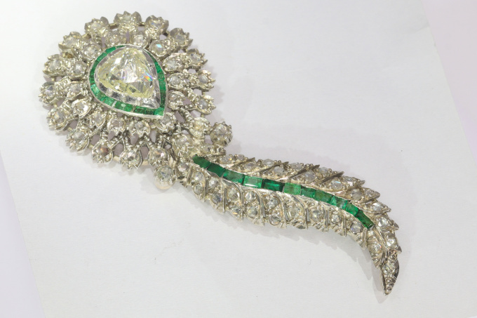 Antique brooch with large pear shaped rose cut diamond and set with many rose cut diamonds and carre cut emeralds by Onbekende Kunstenaar