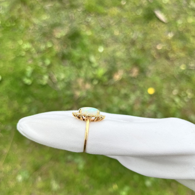 Yellow gold ring with white opal and diamond halo by Onbekende Kunstenaar