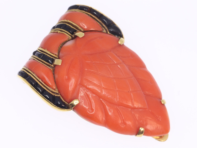 Truly magnificent Art Deco clip, typical Japonism, coral and carre cut onyx by Artista Desconocido