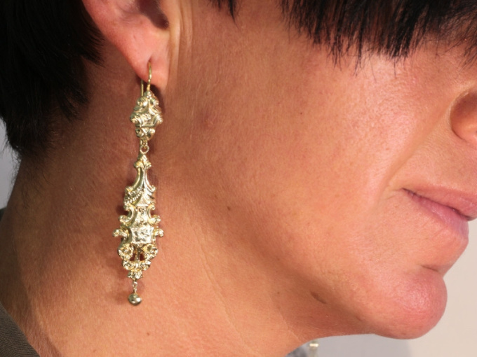 Long pendant Victorian gold earrings by Unbekannter Künstler