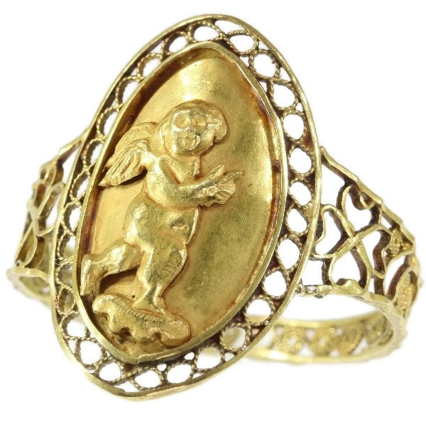 Large Antique French love and luck gold ring with cute little Amor by Artista Desconhecido