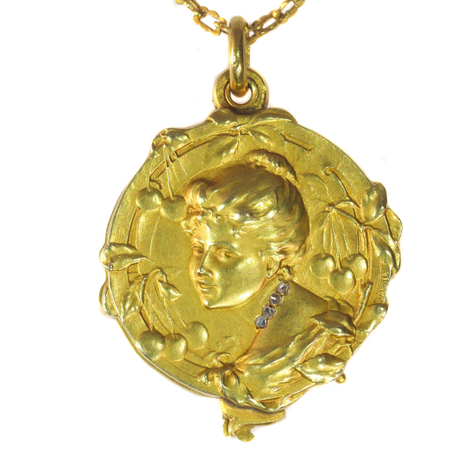 French gold chain and locket with rose cut diamonds depictging a woman, late 19th Century signed Janvier by Onbekende Kunstenaar