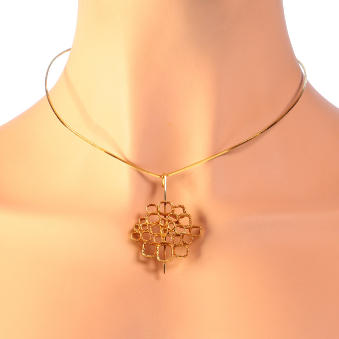 Vintage Sixties Art Jewellery gold pendant on stiff gold wire necklace by Onbekende Kunstenaar