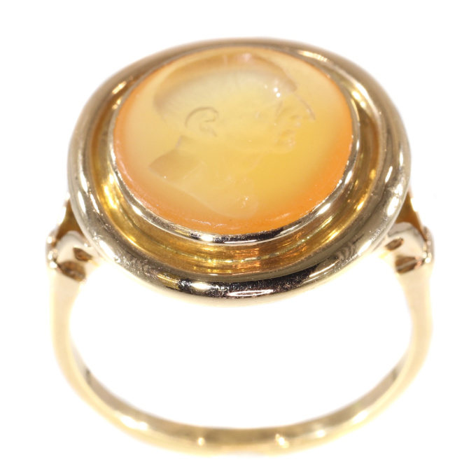 Early Victorian antique intaglio gold gents ring by Artiste Inconnu