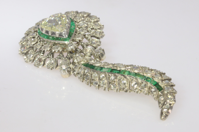 Antique brooch with large pear shaped rose cut diamond and set with many rose cut diamonds and carre cut emeralds by Artista Desconocido