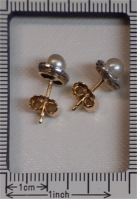 Antique diamond and pearl earstuds by Artista Desconocido