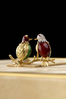 Lovebirds, Yellow gold enemal brooch made in the USA by Artiste Inconnu