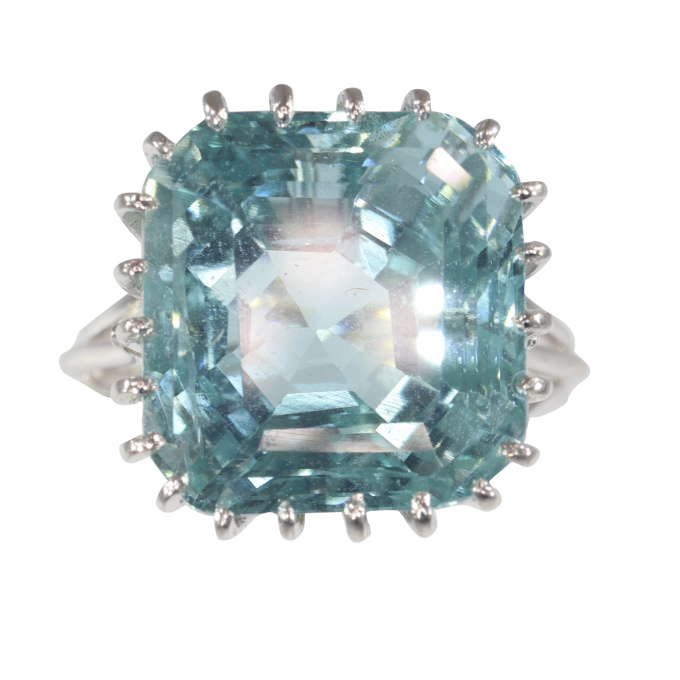 Vintage Fifties cocktail ring with large untreated aquamarine of approximately 16 crt by Unknown Artist
