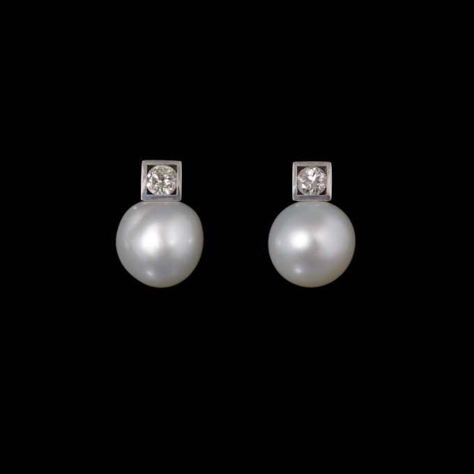 Large earrings, made in our own studio from white gold, set with old-cut diamonds and cultivated white South Sea pearls in a light bouton shape. by Artista Desconhecido