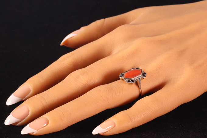 Vintage Art Deco ring with diamonds coral and black enamel by Artista Desconocido