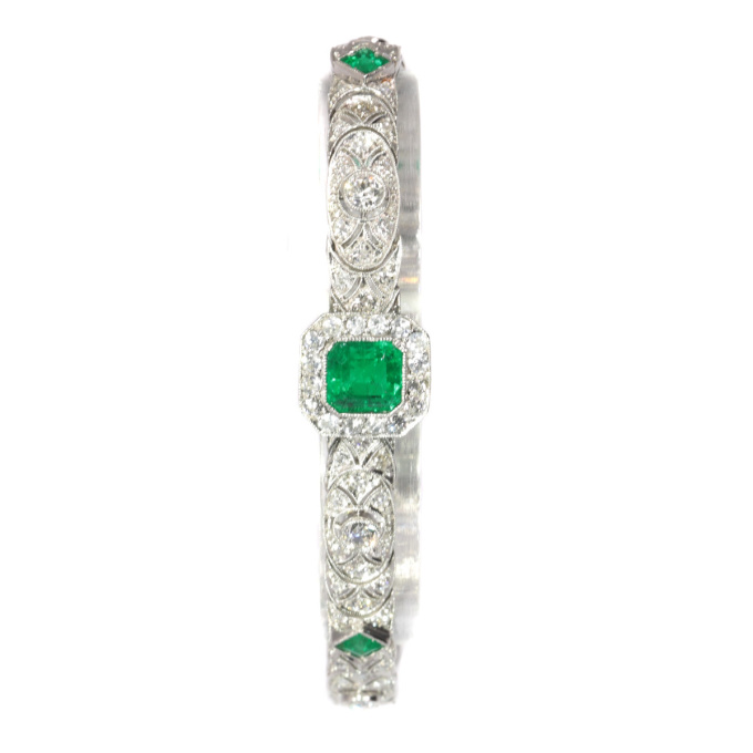 High quality platinum Art Deco bracelet with 140 diamonds and top emeralds by Unbekannter Künstler