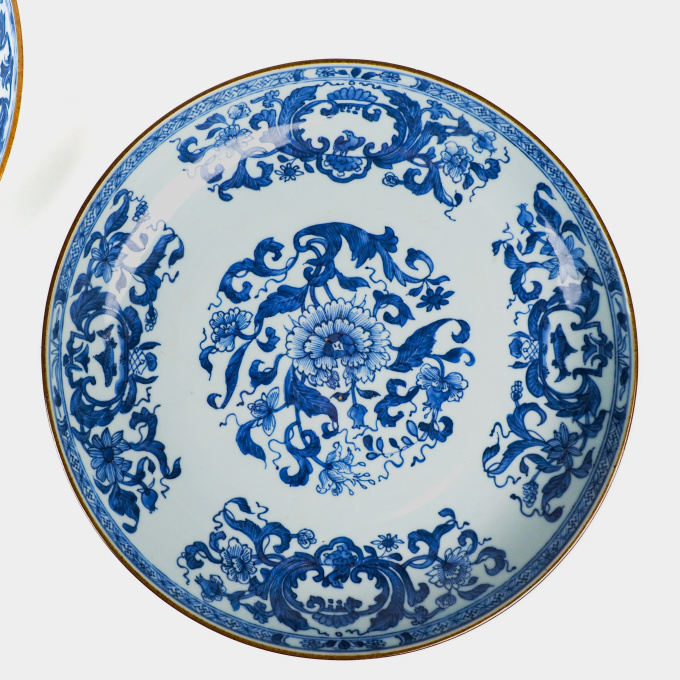 Pair Chinese ‘Madame de Pompadour’ dishes, 18th century by Artista Desconhecido