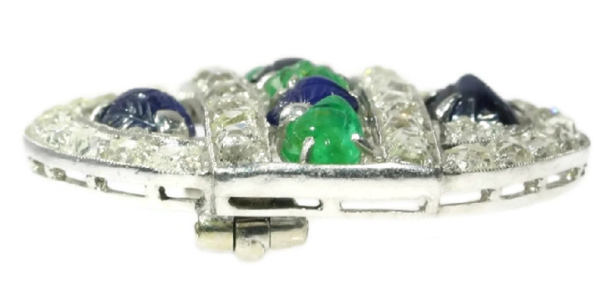French Art Deco so-called tutti frutti brooch with diamond emerald sapphire by Onbekende Kunstenaar
