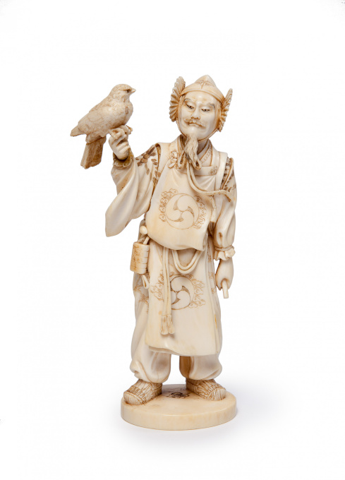Japanese ivory statue of a falconer by Onbekende Kunstenaar