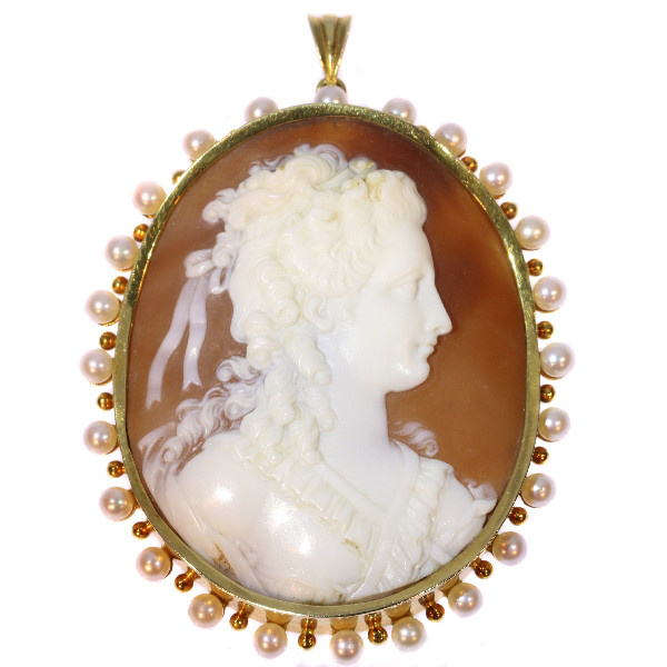 Large Vintage high quality carving cameo in gold mounting embelished with pearls by Artista Desconocido
