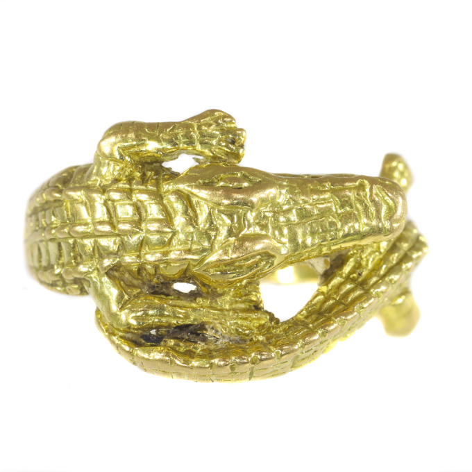 Vintage 18K gold crocodile/alligator ring wrapped around the finger by Artista Desconhecido