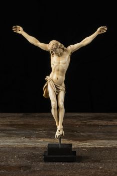 17th C Very Finely Carved ivory Crucified Christ, Flemish Shool. by Artista Desconhecido