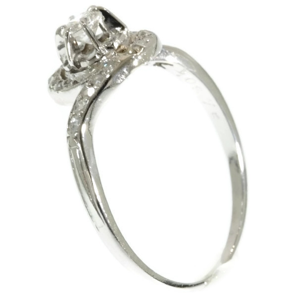 Art Deco curled up platinum ring with diamonds by Artista Sconosciuto