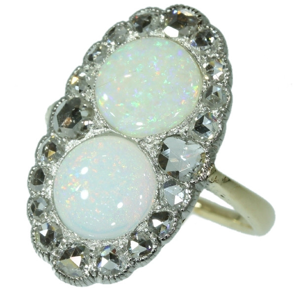 Antique Victorian engagement ring with rose cut diamonds and cabochon opals by Artista Desconhecido