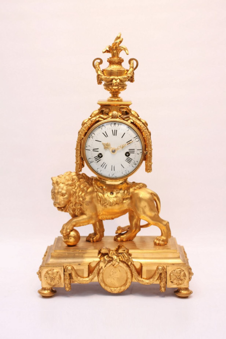 A large French Louis XVI ormolu 'lion' mantel clock, circa 1760 by Onbekende Kunstenaar