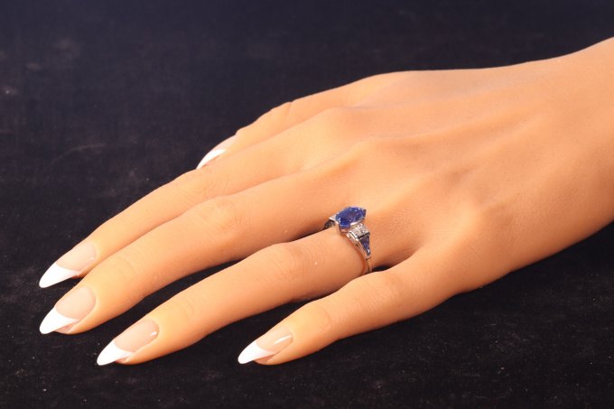 Vintage 1950's platinum engament ring with gem quality untreated sapphire and carre cut diamonds by Artista Desconhecido