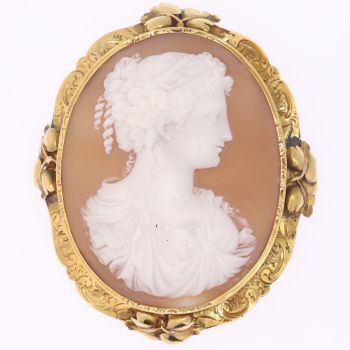High quality Victorian antique shell cameo mounted in gold brooch by Unknown Artist