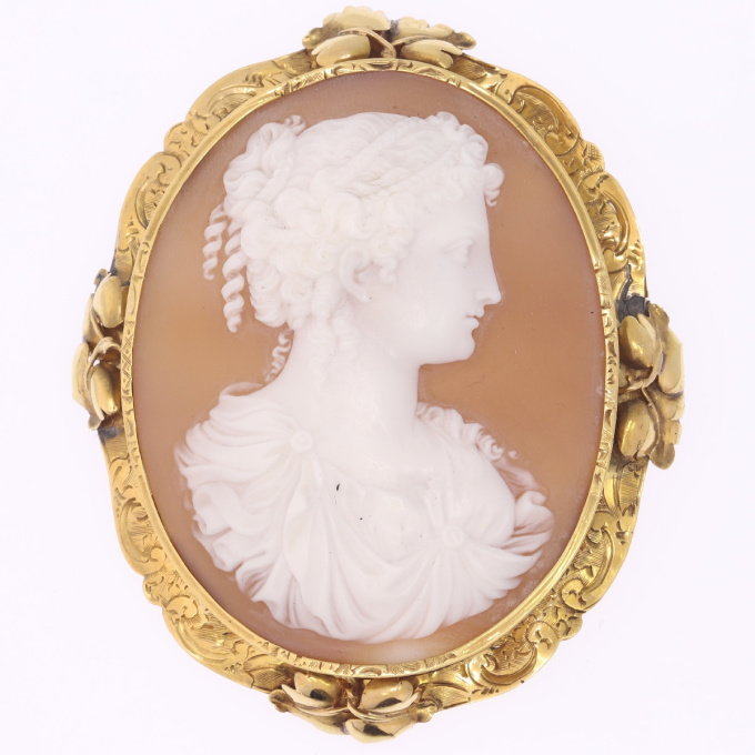 High quality Victorian antique shell cameo mounted in gold brooch by Artista Sconosciuto