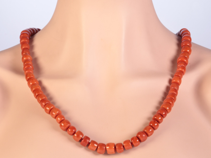 Antique blood coral long necklace with thick beads by Artista Desconocido
