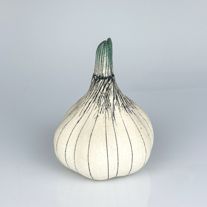 Gunvor Olin-Grönqvist – A stoneware sculpture of a garlic bulb – Arabia Finland ca. 1980 by Gunvor Olin-Grönqvist