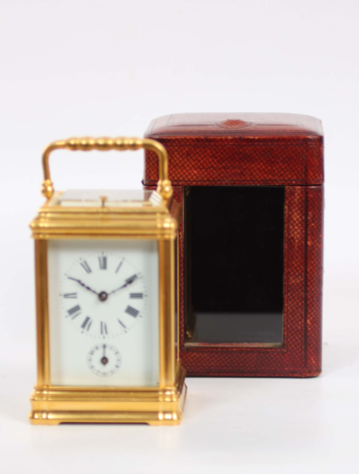 A fine French gilt brass Gorge case repeating alarm carriage clock, circa 1880. by Artista Desconhecido