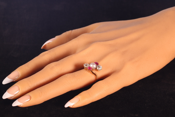 Vintage antique 18K gold ring with diamonds rubies and a natural pearl by Artista Desconocido